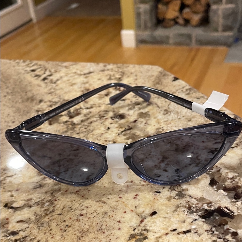 NWT Michael Kors Blue Cat-Eye Sunglasses. No case